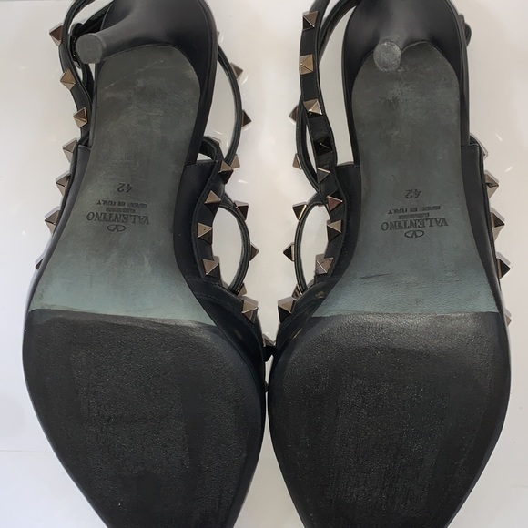 42 Valentino Garavani Noir Rockstud T-Strap Pump - Picture 11 of 16